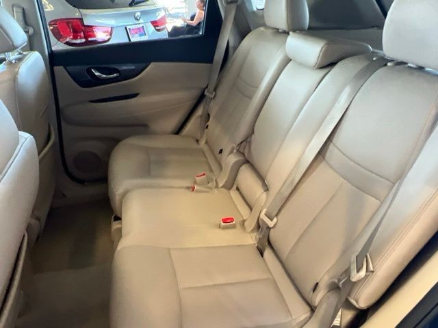 Nissan Rogue Vehicle Full-screen Gallery Image 19