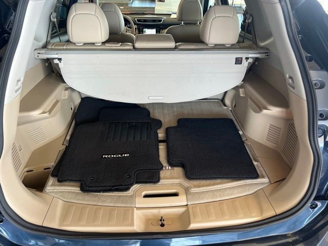 Nissan Rogue Vehicle Full-screen Gallery Image 20