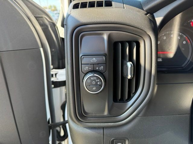 Chevrolet Silverado 1500 Vehicle Full-screen Gallery Image 19