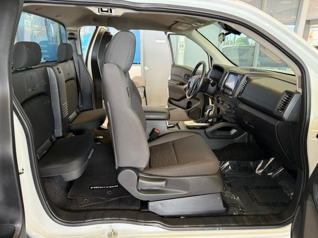Nissan Frontier Vehicle Full-screen Gallery Image 03