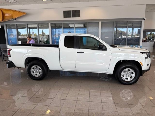 Nissan Frontier Vehicle Full-screen Gallery Image 04