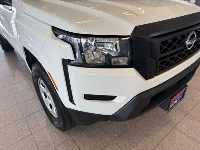 Nissan Frontier Vehicle Full-screen Gallery Image 09