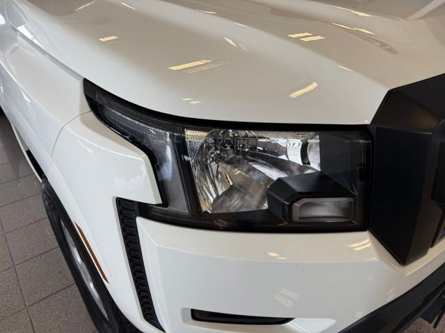 Nissan Frontier Vehicle Full-screen Gallery Image 10