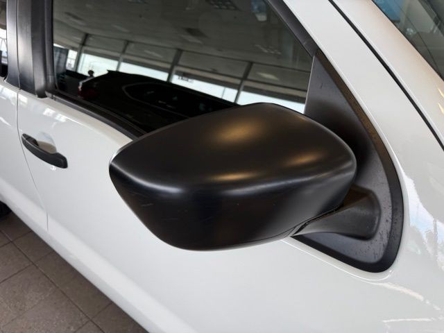 Nissan Frontier Vehicle Full-screen Gallery Image 12