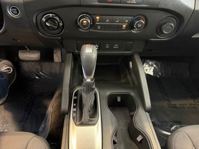 Nissan Frontier Vehicle Full-screen Gallery Image 17