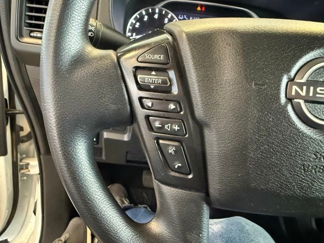 Nissan Frontier Vehicle Full-screen Gallery Image 19