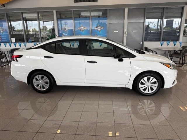 Nissan Versa Sedan Vehicle Full-screen Gallery Image 04