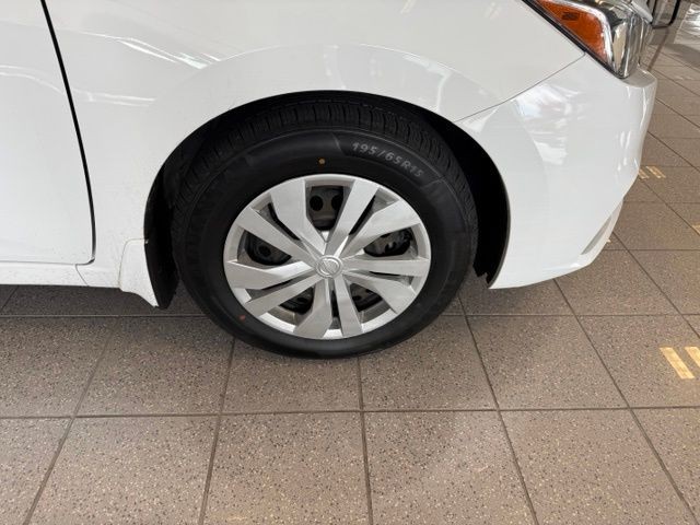 Nissan Versa Sedan Vehicle Full-screen Gallery Image 12