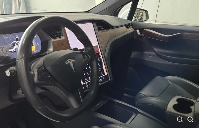 Tesla Model X Vehicle Full-screen Gallery Image 06