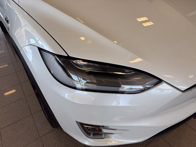 Tesla Model X Vehicle Full-screen Gallery Image 10
