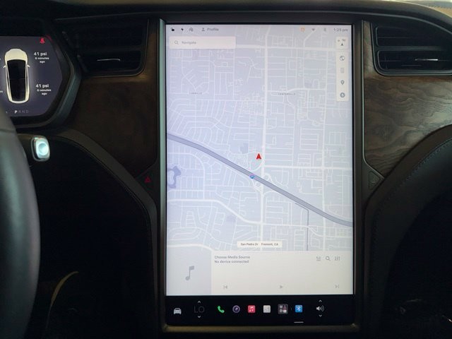 Tesla Model X Vehicle Full-screen Gallery Image 14