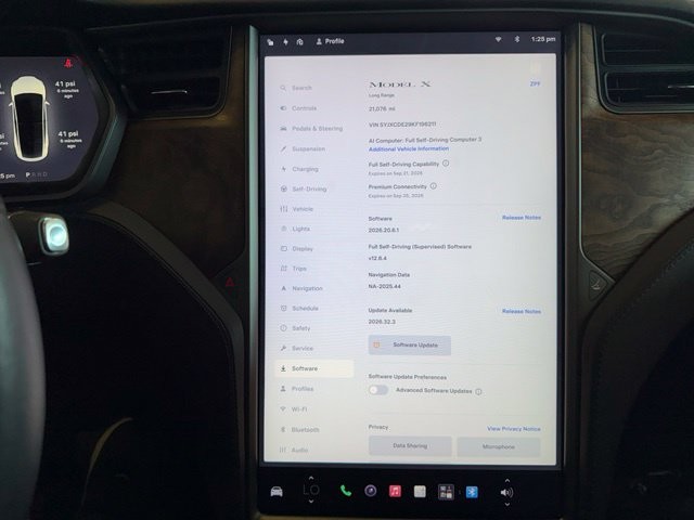 Tesla Model X Vehicle Full-screen Gallery Image 16