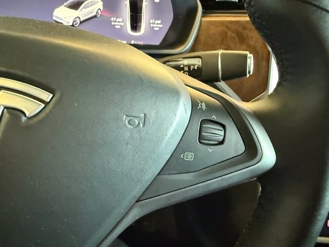 Tesla Model X Vehicle Full-screen Gallery Image 17
