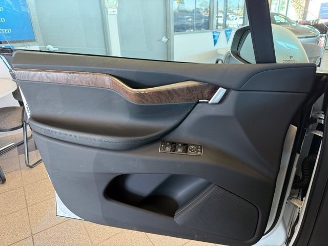Tesla Model X Vehicle Full-screen Gallery Image 20