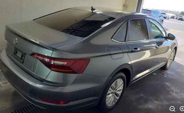 Volkswagen Jetta Vehicle Full-screen Gallery Image 03