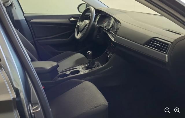 Volkswagen Jetta Vehicle Full-screen Gallery Image 06
