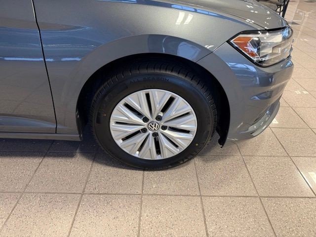Volkswagen Jetta Vehicle Full-screen Gallery Image 11