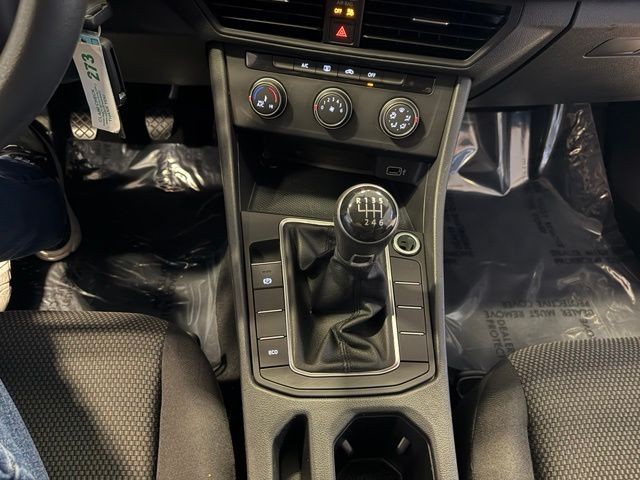 Volkswagen Jetta Vehicle Full-screen Gallery Image 16