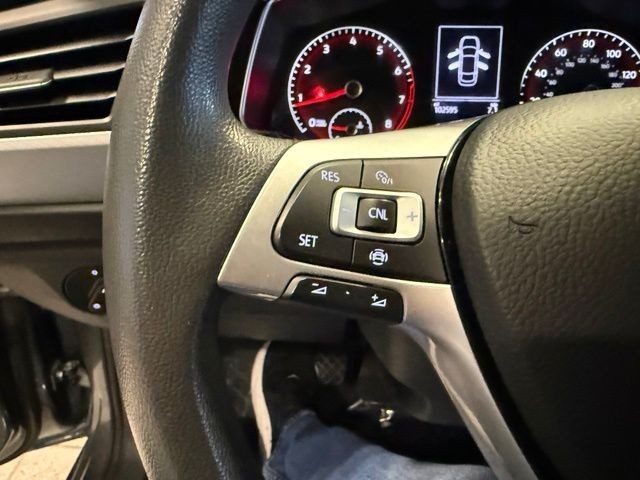 Volkswagen Jetta Vehicle Full-screen Gallery Image 18