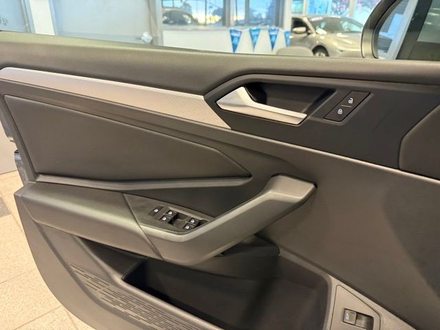 Volkswagen Jetta Vehicle Full-screen Gallery Image 19