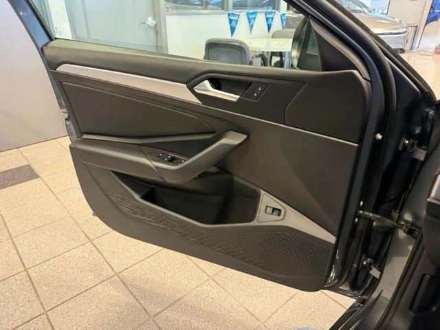 Volkswagen Jetta Vehicle Full-screen Gallery Image 20