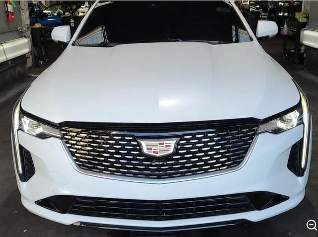 Cadillac CT4 Vehicle Full-screen Gallery Image 03