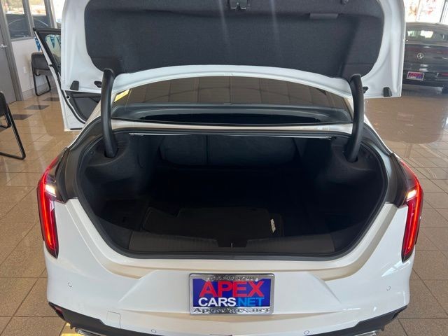 Cadillac CT4 Vehicle Full-screen Gallery Image 15