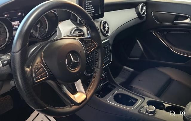 Mercedes-Benz CLA Vehicle Full-screen Gallery Image 05