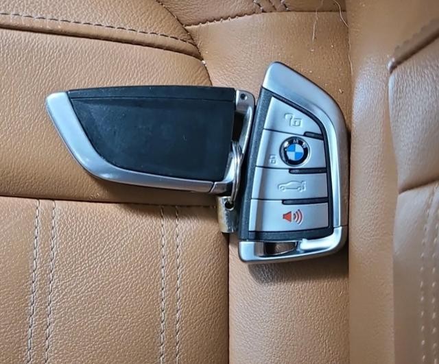 BMW 3 Series Vehicle Full-screen Gallery Image 06