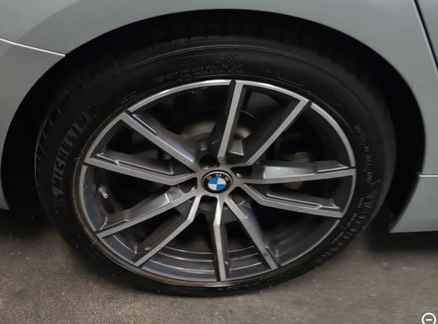 BMW 3 Series Vehicle Full-screen Gallery Image 08