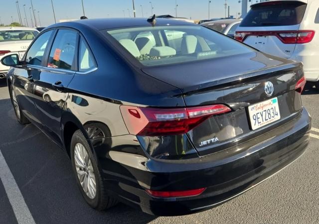 Volkswagen Jetta Vehicle Full-screen Gallery Image 02