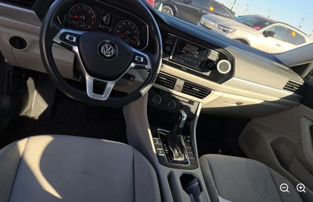 Volkswagen Jetta Vehicle Full-screen Gallery Image 03