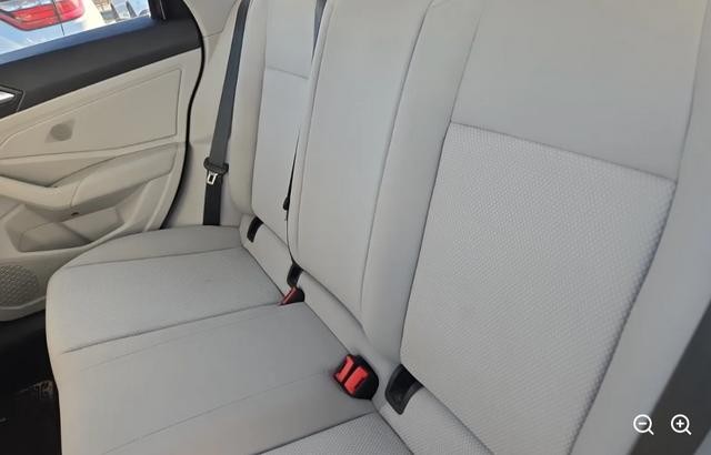 Volkswagen Jetta Vehicle Full-screen Gallery Image 04