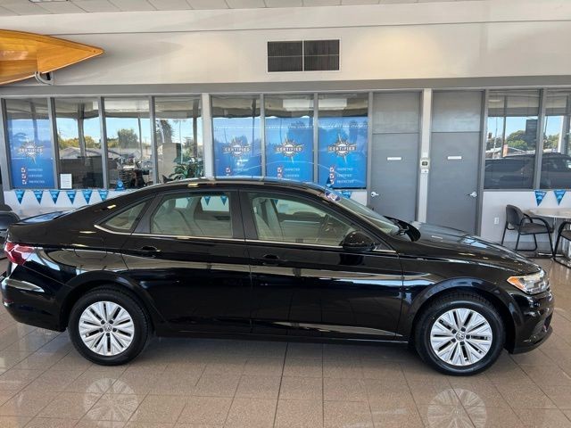 Volkswagen Jetta Vehicle Full-screen Gallery Image 08