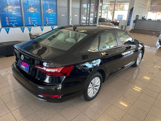 Volkswagen Jetta Vehicle Full-screen Gallery Image 09