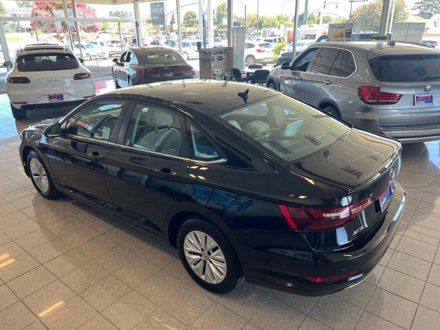Volkswagen Jetta Vehicle Full-screen Gallery Image 14