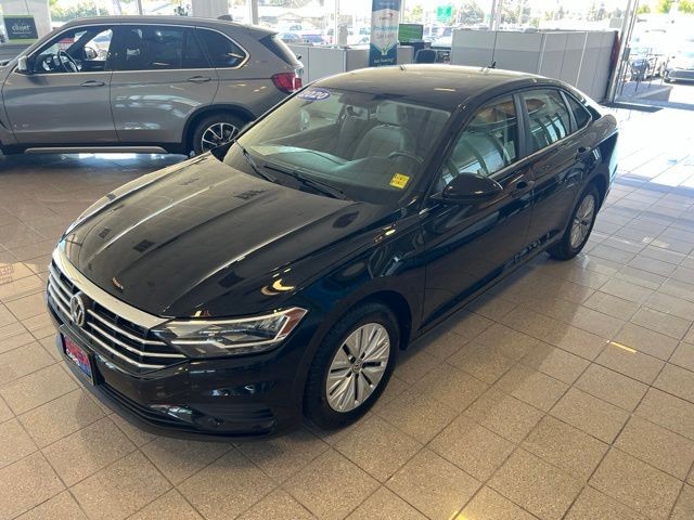 Volkswagen Jetta Vehicle Full-screen Gallery Image 15