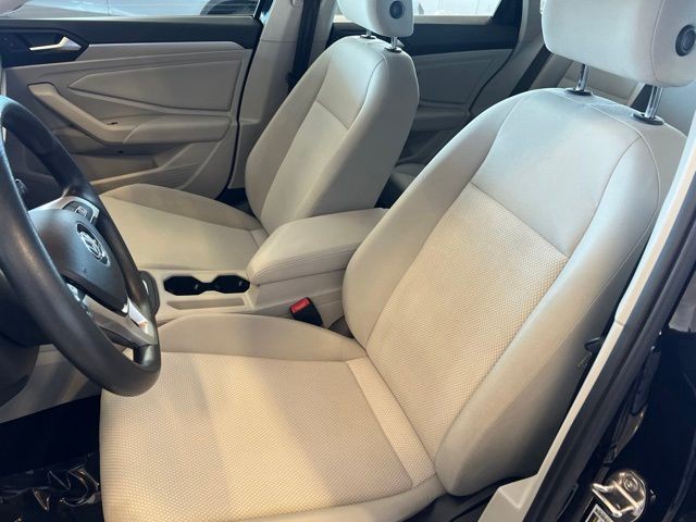 Volkswagen Jetta Vehicle Full-screen Gallery Image 19