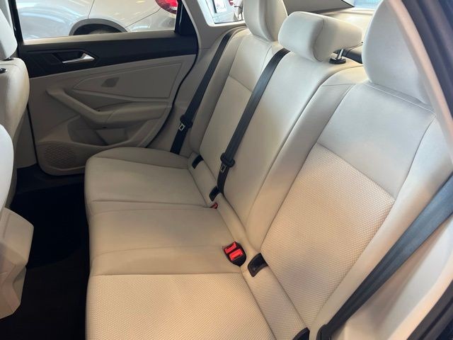 Volkswagen Jetta Vehicle Full-screen Gallery Image 20