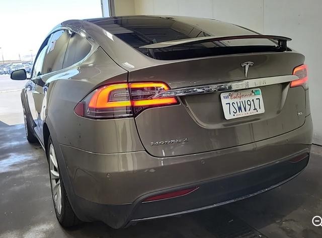 Tesla Model X Vehicle Full-screen Gallery Image 02