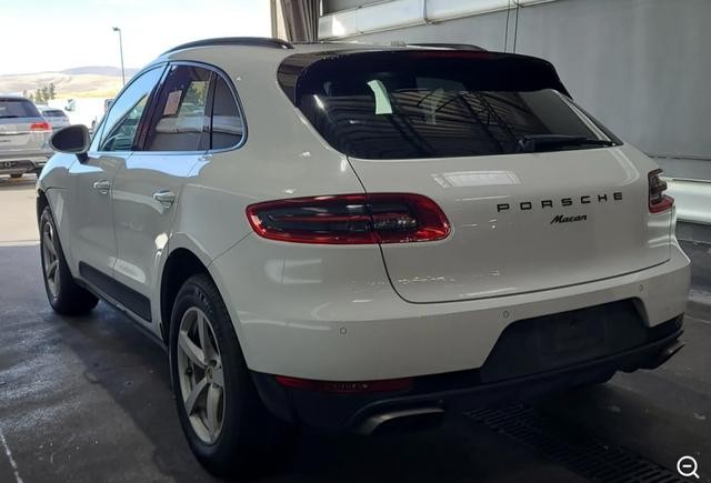 Porsche Macan Vehicle Full-screen Gallery Image 02