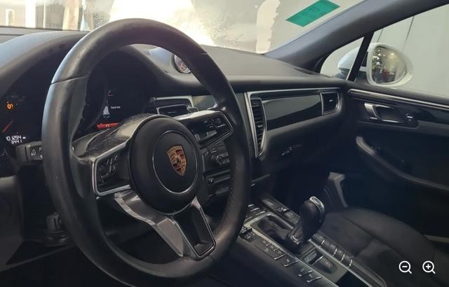 Porsche Macan Vehicle Full-screen Gallery Image 05