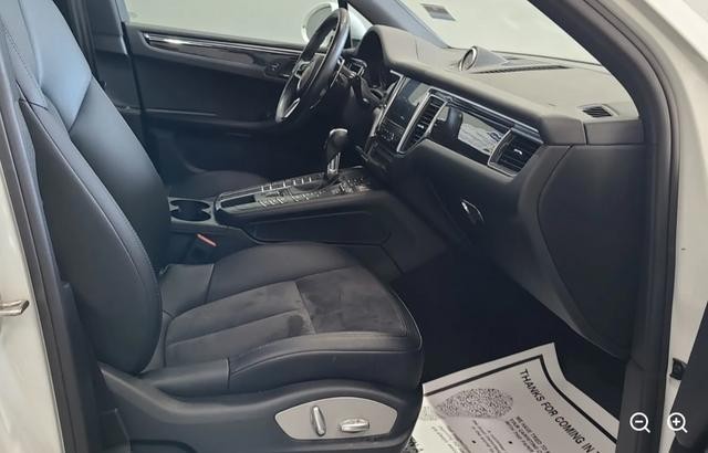 Porsche Macan Vehicle Full-screen Gallery Image 06