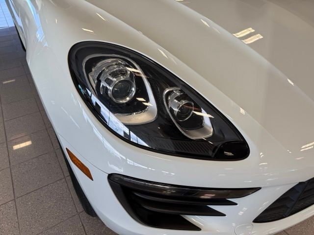 Porsche Macan Vehicle Full-screen Gallery Image 10