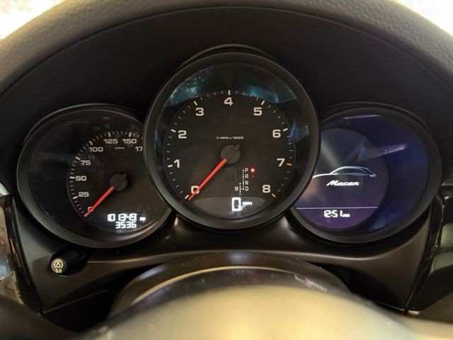 Porsche Macan Vehicle Full-screen Gallery Image 14