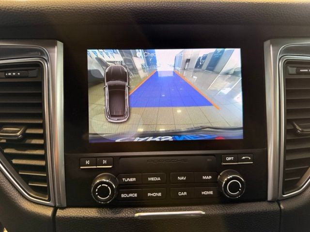 Porsche Macan Vehicle Full-screen Gallery Image 15