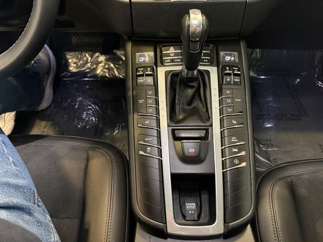 Porsche Macan Vehicle Full-screen Gallery Image 16