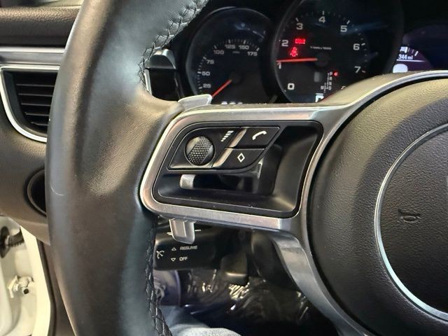 Porsche Macan Vehicle Full-screen Gallery Image 18