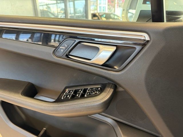 Porsche Macan Vehicle Full-screen Gallery Image 19