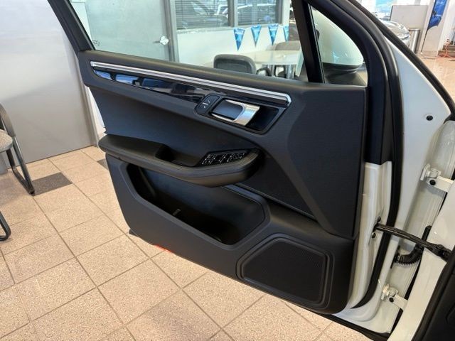 Porsche Macan Vehicle Full-screen Gallery Image 20